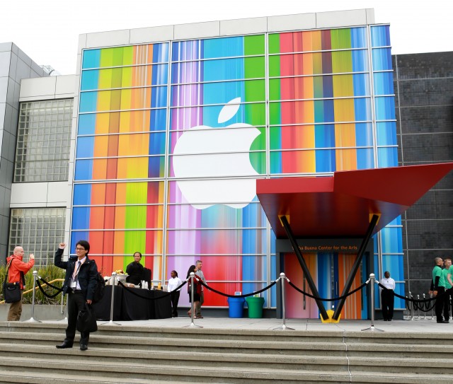 apple-fans-posing-in-front-of-logo