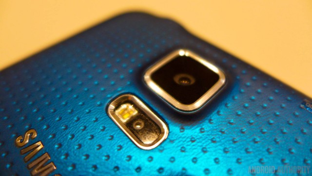 Samsung-Galaxy-S5-127-camera-blue-heart-rate-monitor
